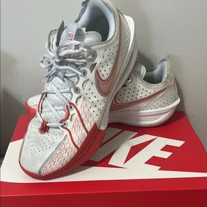 Nike White and Red Sneakers with Cushioned Midsole(used)
